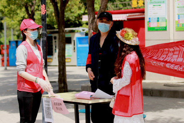 2022年4月23日,河南省郑州市郑东新区如意湖办事处馨悦苑社区志愿者在