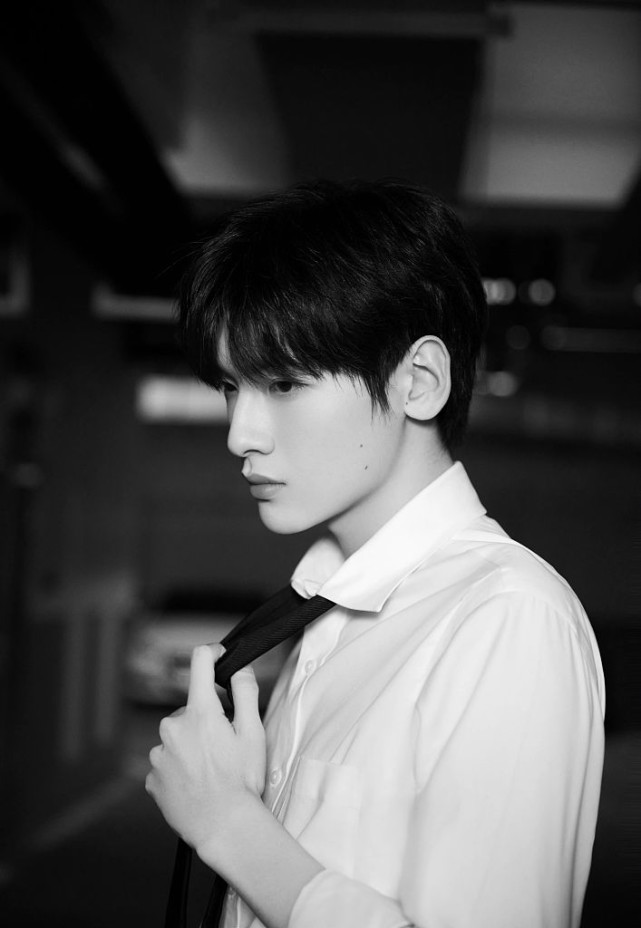 翟潇闻白衬衫配领带又纯又欲 黑白光影写真玩转雅痞风范