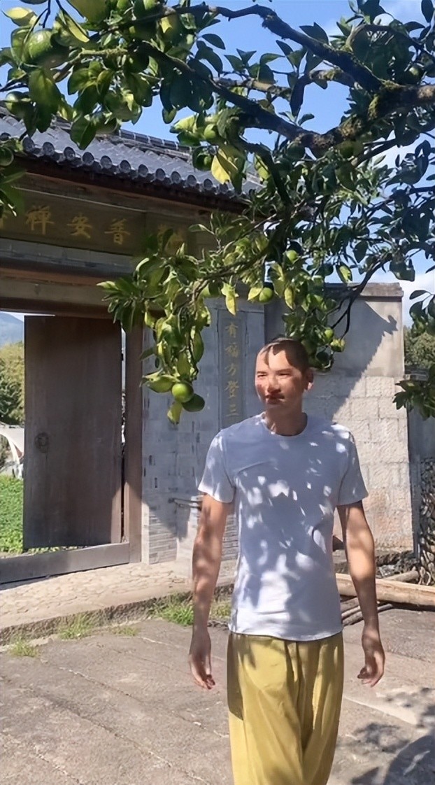 而更让人惊讶的是,释明心今年已经42岁了,看到他这