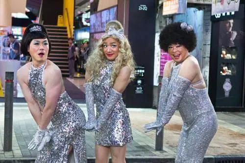 并且在综艺《荃加福禄寿》中,和李思捷,阮兆祥一起扮女装,渐渐开始崭