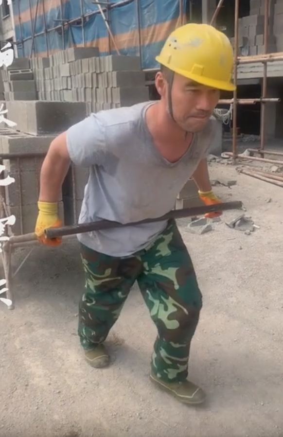 有网友感慨不已,没想到兜兜转转王旭又回到了工地上,看着令人心酸.