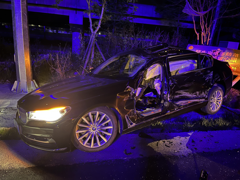 温州一宝马被撞飞现场一片狼藉