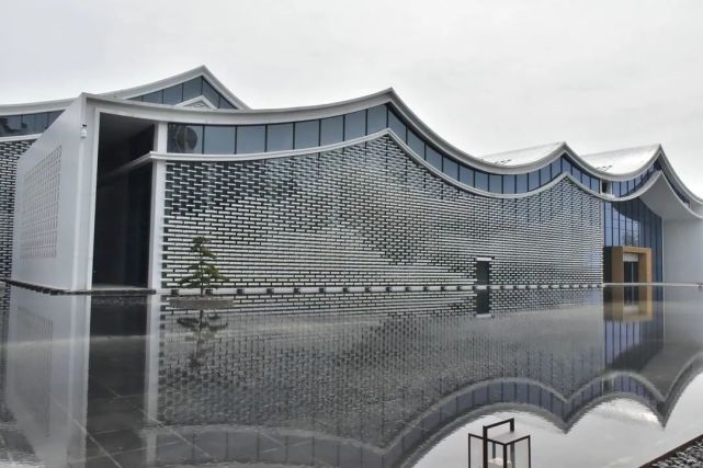 宿州美术馆位于宿州市高新技术开发区,西临拂晓大道,北临北二环路,总