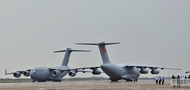 运20和c17伊尔76合影来了国产大型运输机也能从野地起降吗