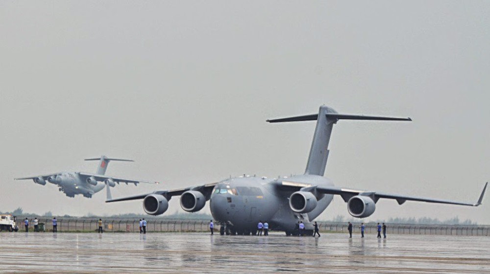 运20和c17,伊尔76合影来了,国产大型运输机也能从野地起降吗?
