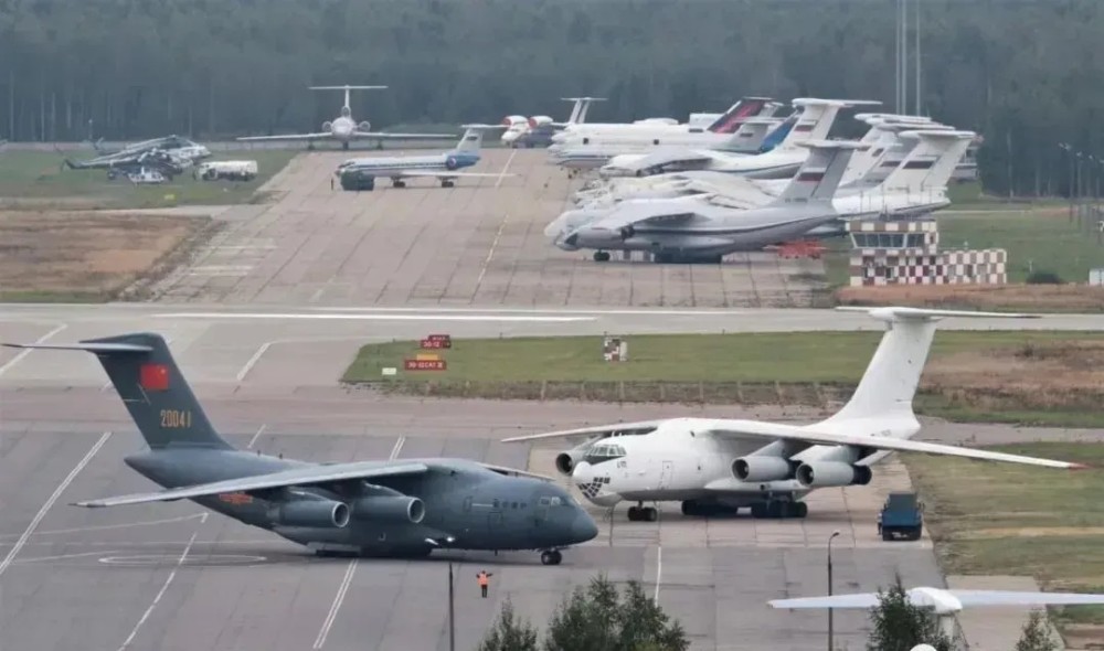 运20和c17,伊尔76合影来了,国产大型运输机也能从野地起降吗?