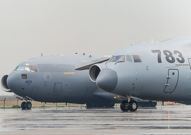 运20和c17伊尔76合影来了国产大型运输机也能从野地起降吗