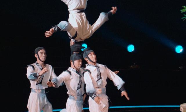 将中国功夫咏春融入杂技头顶技中 江苏省射阳县杂技团新作《师说》"技