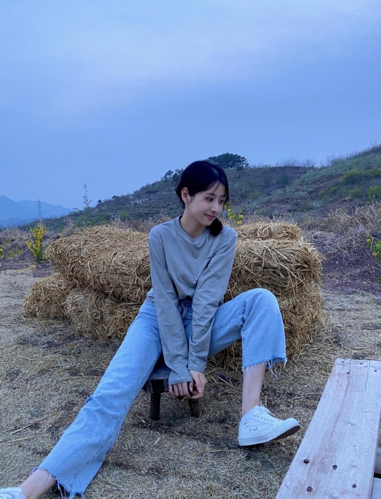 李秋瞳近况:24岁新晋nba女主播,学霸兼校花,来自广东像明星_腾讯新闻