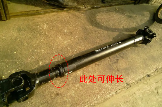 输出位置与后轮差速器也不在水平直线上,因此传动轴的前后都会各配备