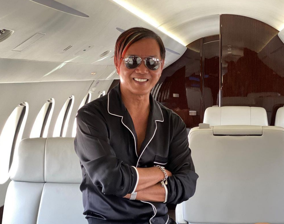 亿万富豪洪永时近况,坐私人飞机与4婚妻子周游列国,生活太惬意