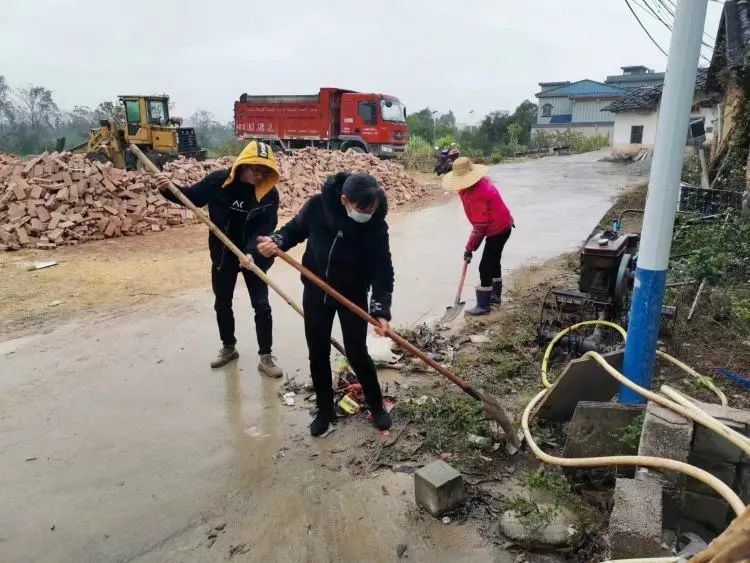 铿锵女将博白村支书覃丽萍