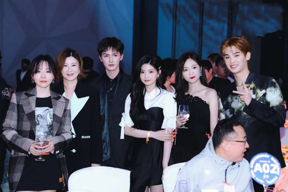 爱奇艺答谢宴:蔡徐坤,李汶翰,刘雨昕意外缺席,李宇春却现身了_腾讯