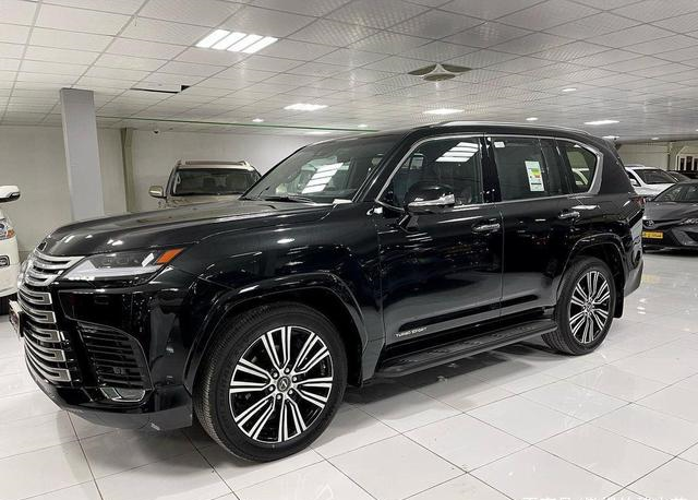 落地超200万!首批雷克萨斯lx600抵店,外观霸气,内饰质感超bba|雷克萨