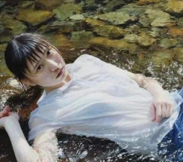 日本画家公开挑战冷军一幅水中少女灵动纯情连水珠都清晰可见