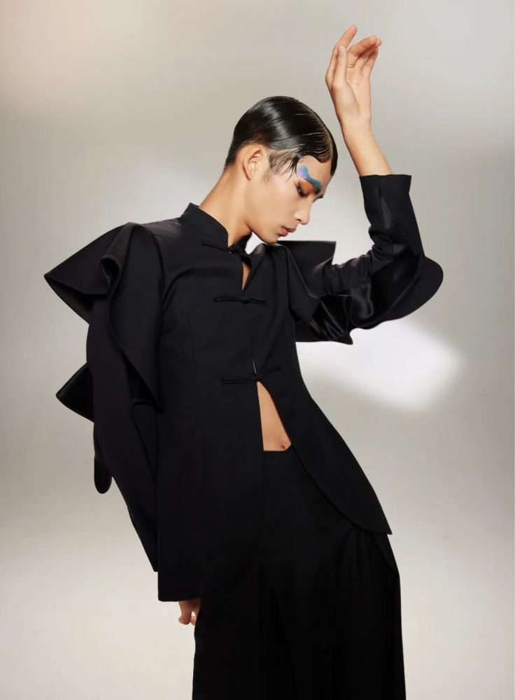 被质疑被孤立乡村超模陆仙人靠穿废布走秀火出圈