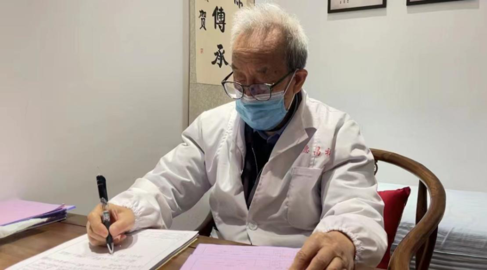 4月11日,我们来到德昌祥国医馆.绿树掩映下,国医馆愈发显得古朴,安静.