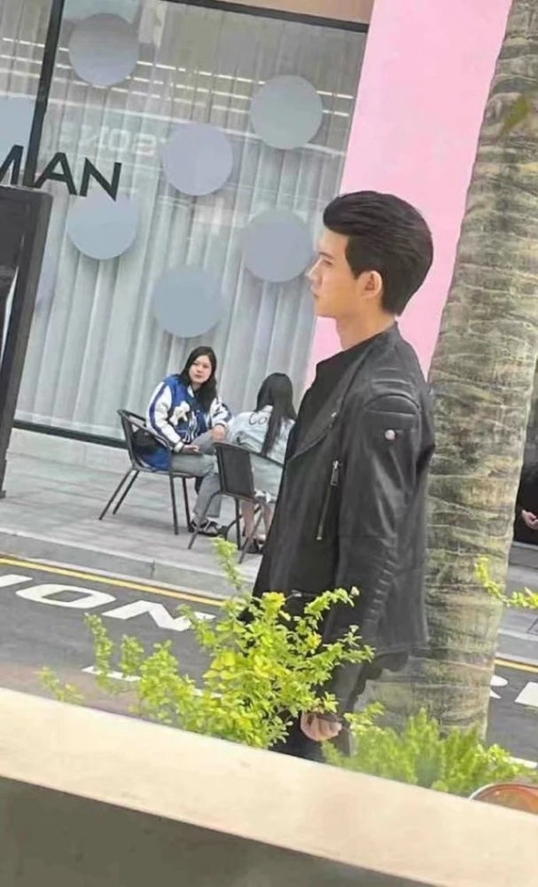 baby新戏真是赚到了!新路透任嘉伦穿皮衣开千万豪车,帅气度爆表插图8