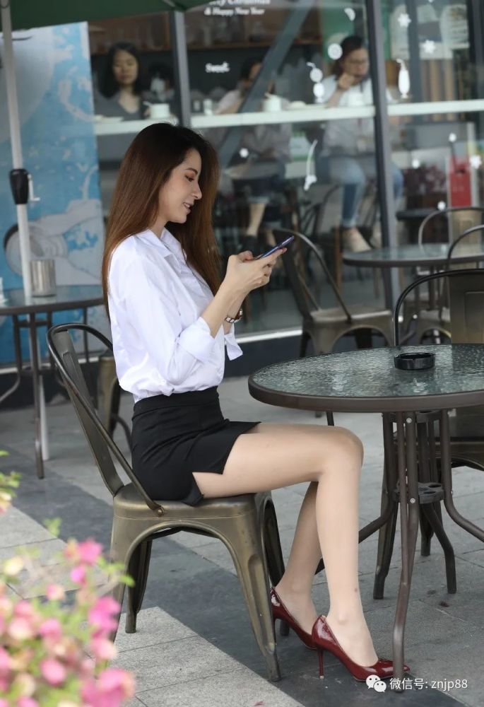 白领美女,一身专业职业装,尽显成熟女人的气质!_腾讯新闻