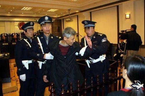 2003年刘涌被执行死刑前喝了一大口白酒在脚镣处塞了一块钱