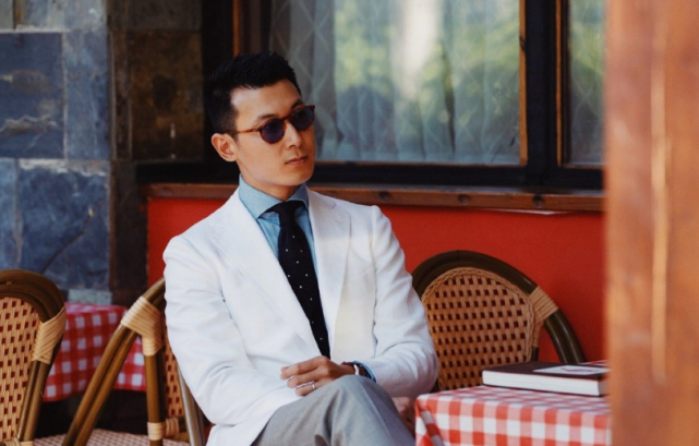 朱珠圈外老公王昀佳晒照,西装革履墨镜遮面帅气有型,霸总范十足