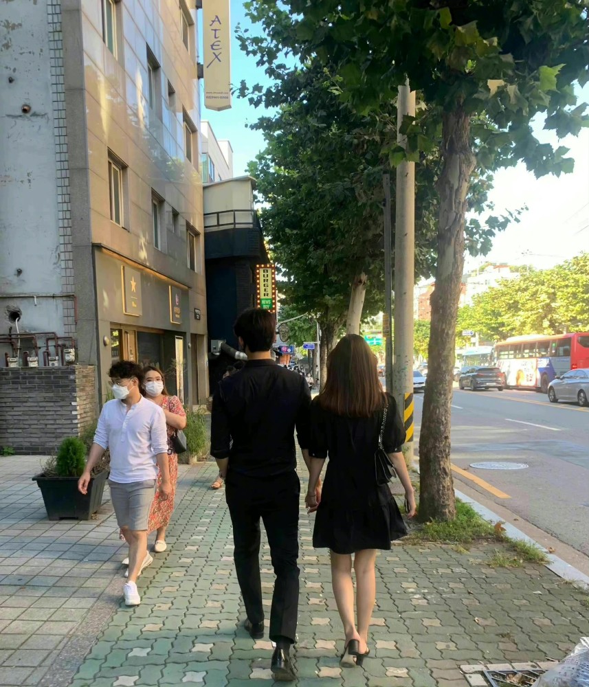 浪漫晚餐,街头牵手,玄彬和孙艺珍蜜月约会,被网友偶遇