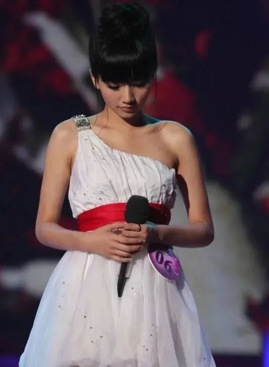 1988年出生的刘惜君,2004年即出道,五年后她参加09年的《快乐女声》从