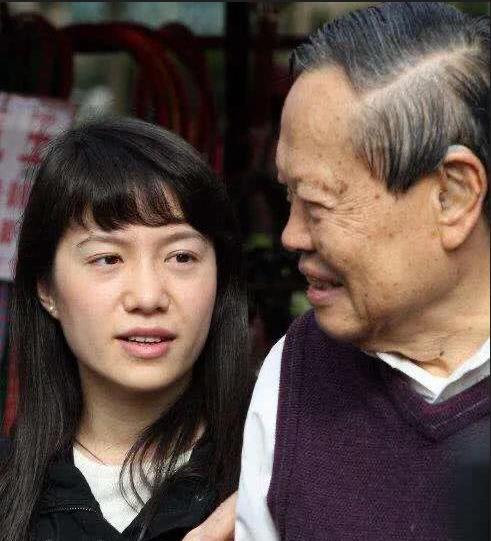 翁帆28歲嫁給82歲楊振寧54歲的年齡差她哪來的底氣