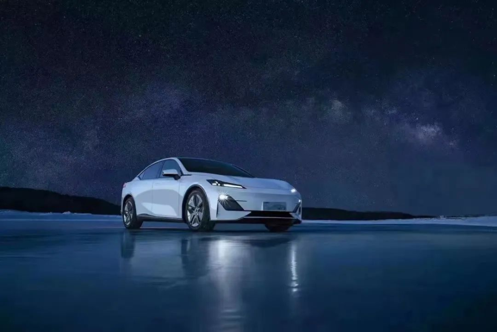 中国首款量产的氢燃料电池轿车亮相，3分钟加满气，可行700公里