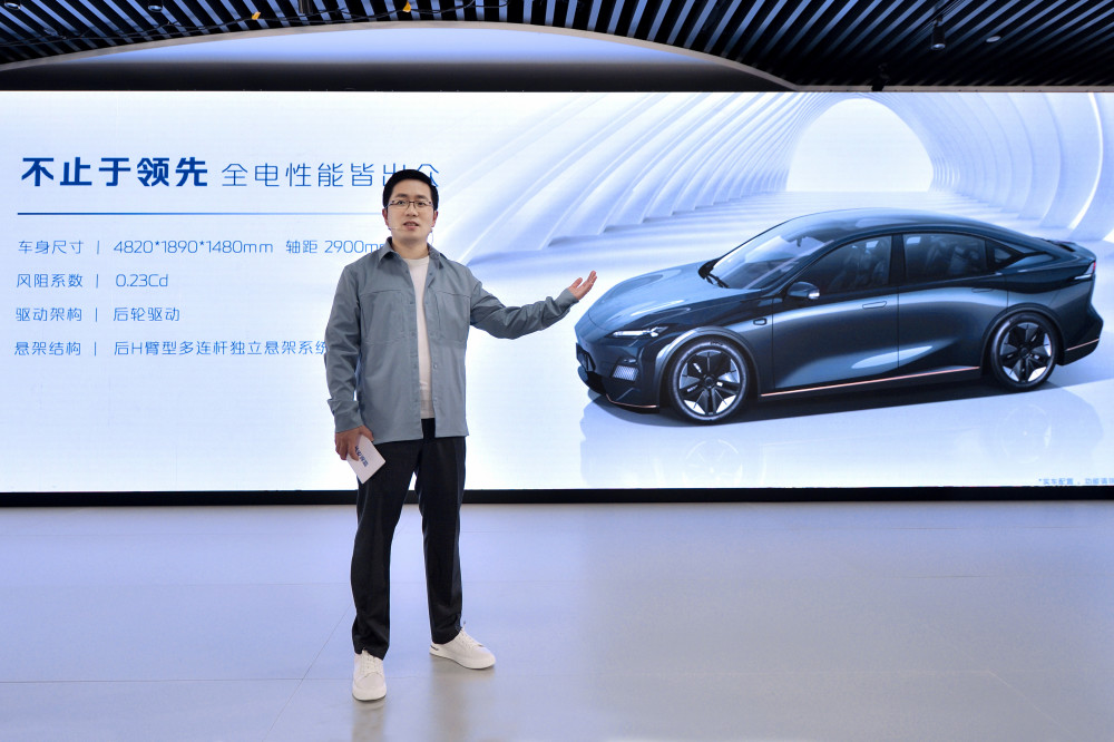 中国首款量产的氢燃料电池轿车亮相，3分钟加满气，可行700公里