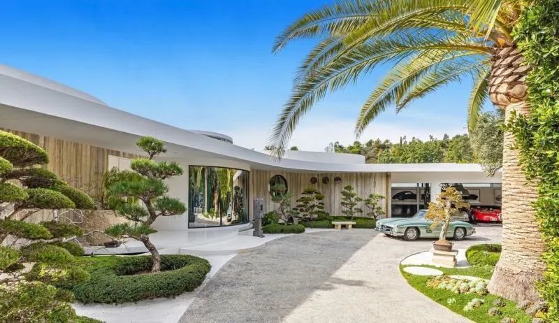 艾薇儿百亿身家前男友豪宅曝光塞满名贵艺术品被吐槽像彩虹吐了一地