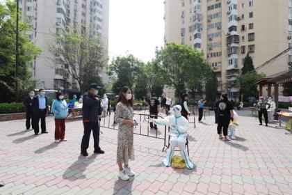 北京朝阳区潘家园为封（管）控居民发放应急蔬菜包