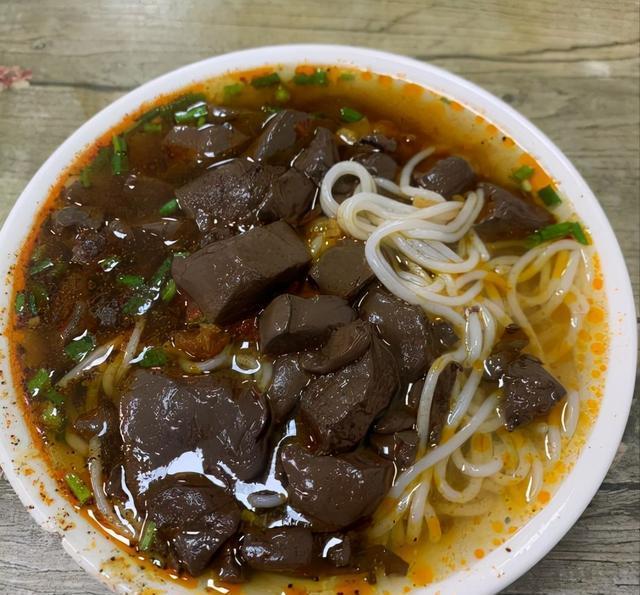 可能是南昌最便宜的猪血粉,5元一碗猪血给得多,老主顾特别多