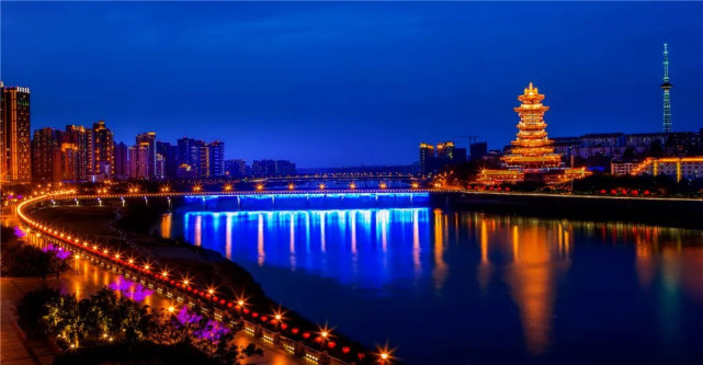 绵阳夜景绵阳是诗仙李白及"唐宋八大家"之一欧阳修的出生地,黄帝元妃