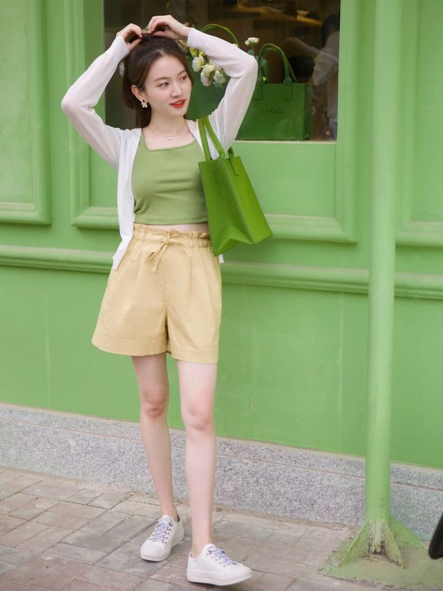 活力女孩子的夏日穿搭针织开衫搭配绿色t恤和短裤显高显瘦又洋气