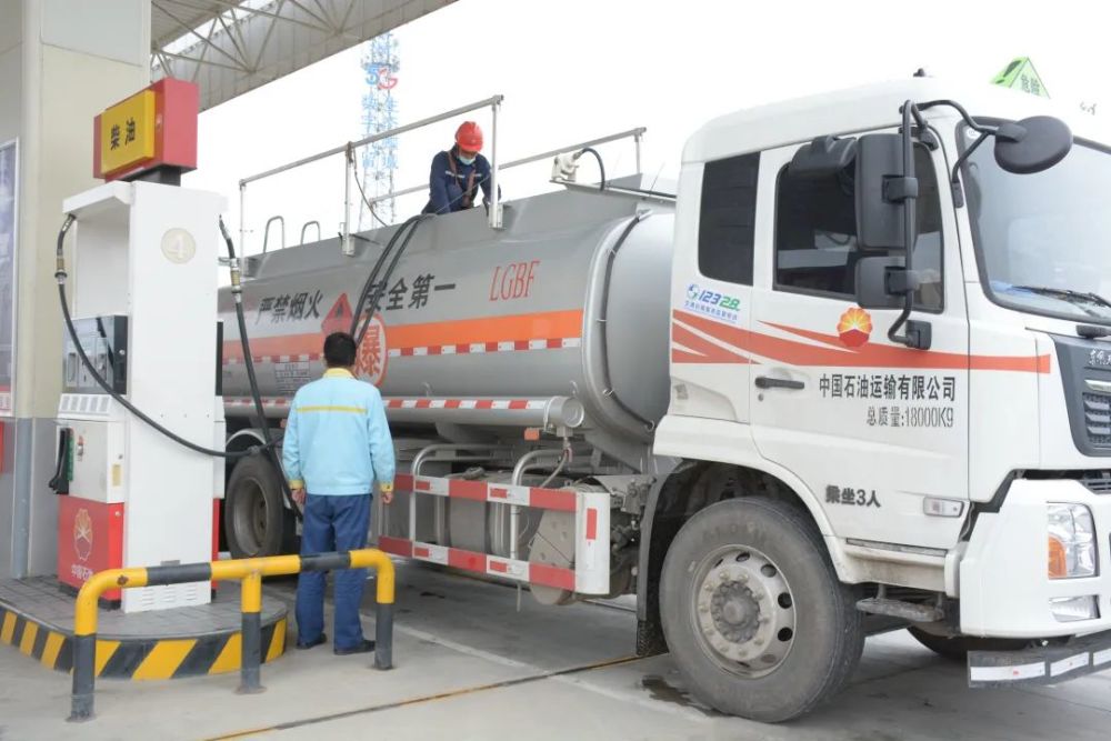 4月21日,中国石油巩留片区油罐配送车走乡进村,为村民提供加油服务,将