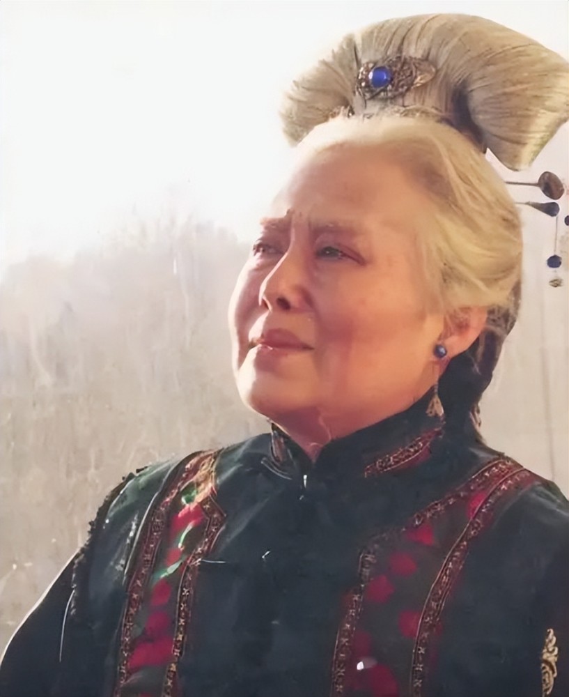 孝庄病危的那场戏,30几度的大夏天,斯琴高娃穿着棉服裹在被子里,实在