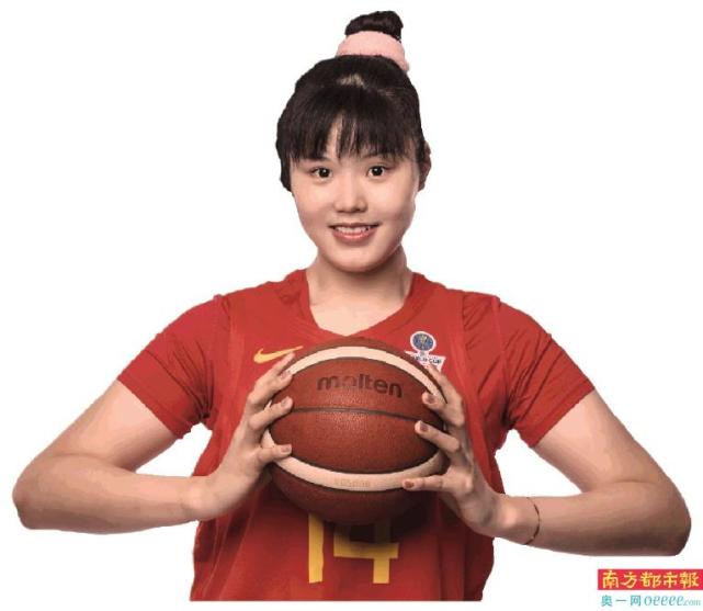 中国女篮国家队运动员李月汝参与共读