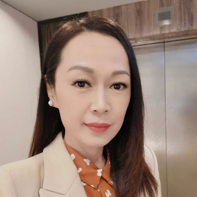 tvb女艺人姚莹莹放假陪儿子开心划艇母子俩相依为命也能很快乐