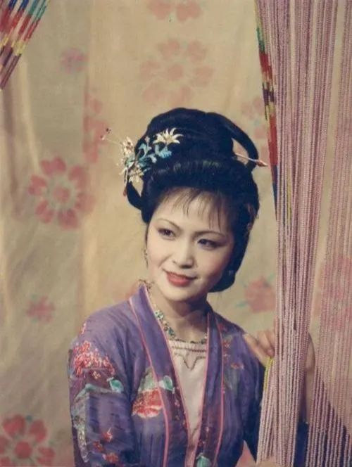 "贾迎春"牟一,往那一站就像块木头,演完《红楼梦》性格大变_腾讯新闻