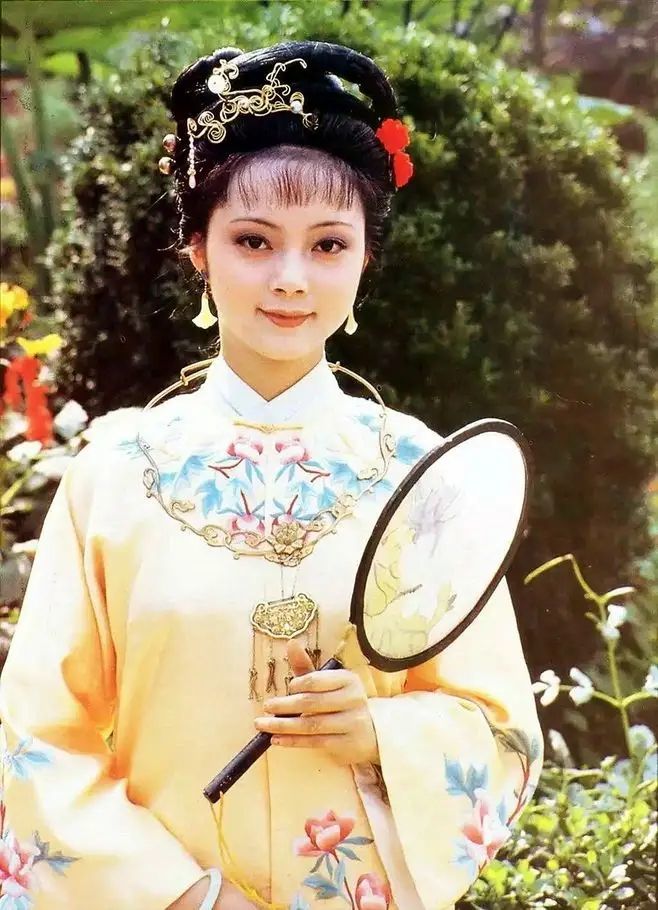 "贾迎春"牟一,往那一站就像块木头,演完《红楼梦》性格大变_腾讯新闻