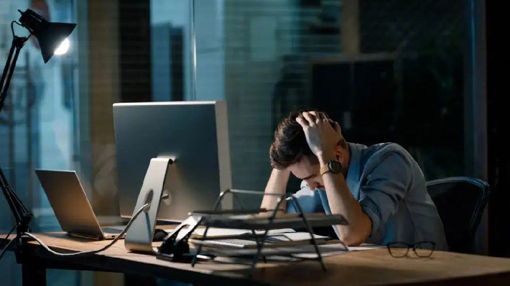 下班后仍关注工作相关信息 "隐形加班"困扰职场人_腾讯新闻