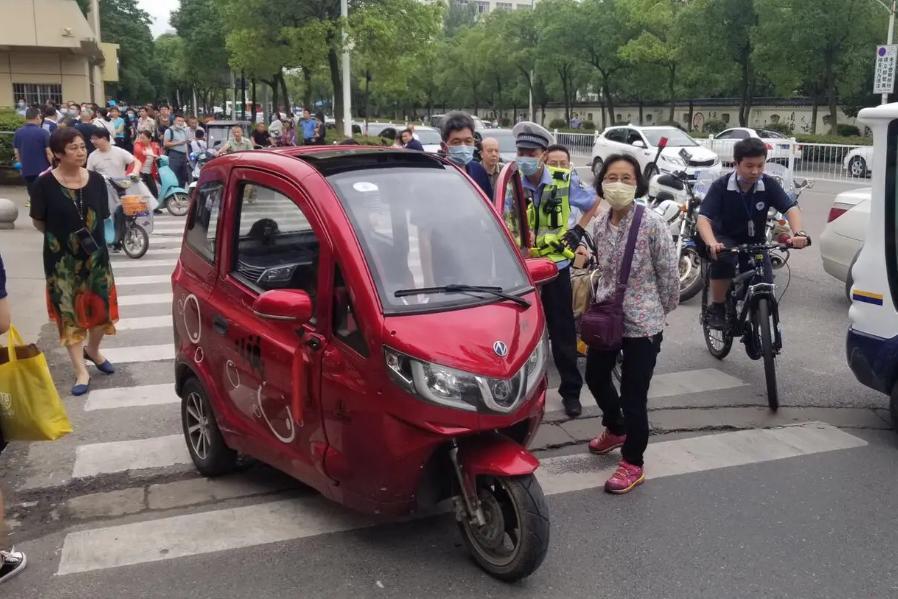 三輪四輪電動車上路需要駕照嗎分3種情況老年人要注意了