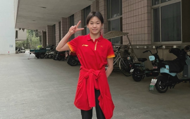全红婵今年15岁,身体正处于快速发育时期,1年长高了