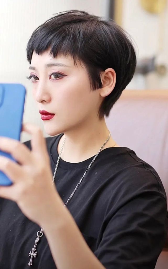 夏天来了是该剪款短发了清爽时尚还洋气