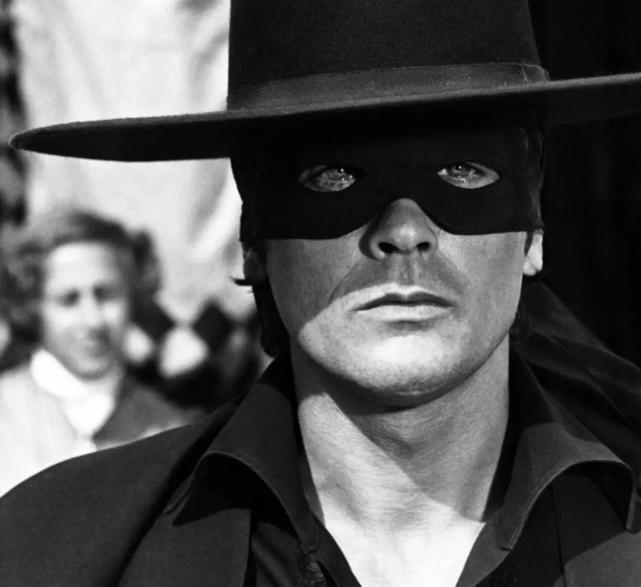 阿兰德龙被传决定安乐死后首现身满头白发显苍老讲话有些迟钝