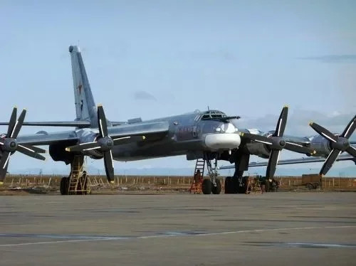 图95战轰机出征乌克兰发射导弹炸毁武器库但造成平民死伤