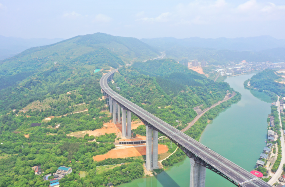 沙溪大桥▲互通通向致富大道▲三明西互通三明莆炎项目建设过程得到