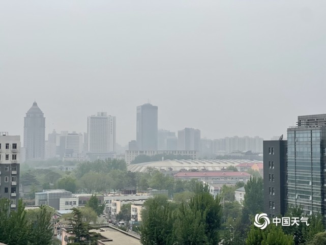 1/7中国天气网讯 今天(4月25日)上午,北京出现扬尘,pm10上升,据北京