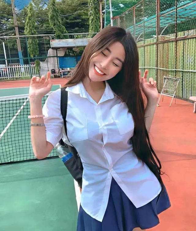 00后校花火了穿校服也难掩魔鬼身材男网友心目中的女神